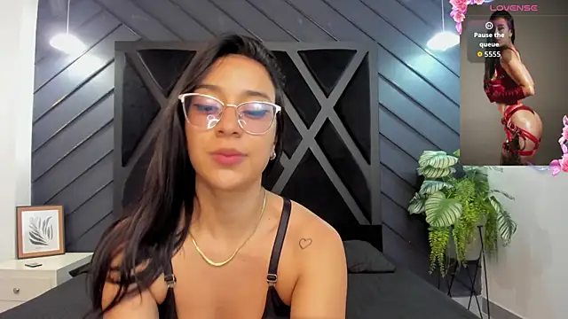 zoe martins  online show from 11/28/25, 05:26