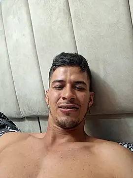 Snapshot of piterrr_hot chatting on 11/24/25, 12:43 piterrr hot online show from 11/24/25, 12:43