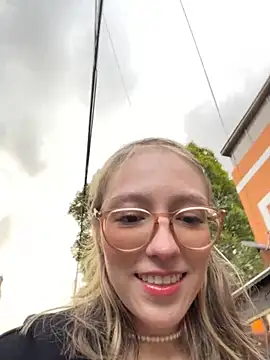 Snapshot of ReenKitty chatting on 10/25/25, 10:04 ReenKitty online show from 10/25/25, 10:04