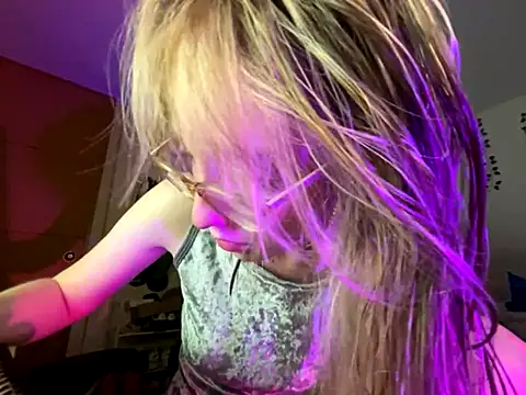 Snapshot of ReenKitty chatting on 11/12/25, 03:29 ReenKitty online show from 11/12/25, 03:29