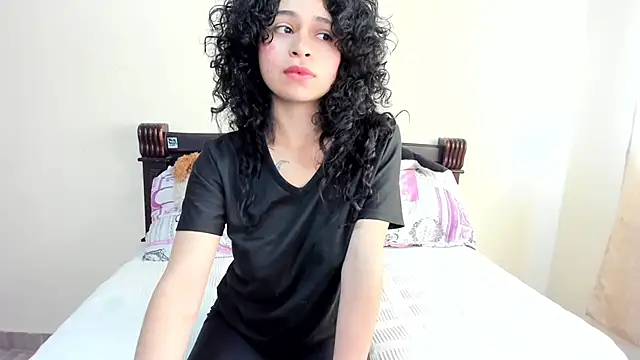 Snapshot of _hesttia chatting on 09/15/25, 07:14 hesttia online show from 09/15/25, 07:14