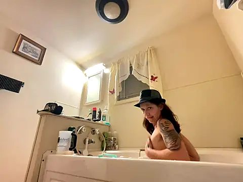 Snapshot of YoMomma-xoxo13 chatting on 10/12/25, 07:29 YoMomma-xoxo13 online show from 10/12/25, 07:29