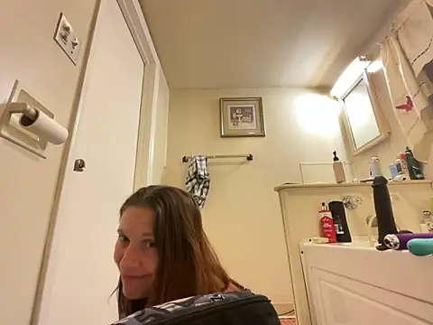 Snapshot of YoMomma-xoxo13 chatting on 12/23/25, 12:30 YoMomma-xoxo13 online show from 12/23/25, 12:30