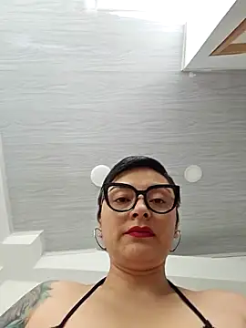 Daniela Leonn online show from 10/15/25, 07:25