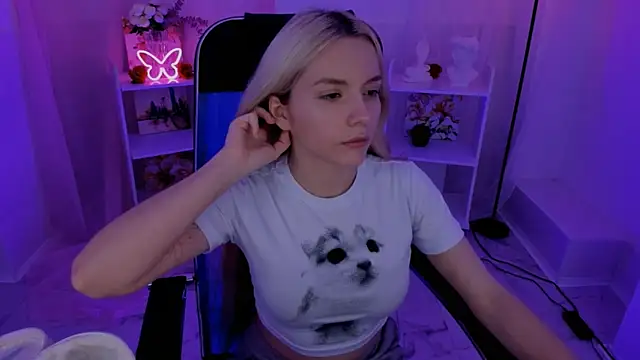 AuroraWrenfield online show from 09/15/25, 04:40