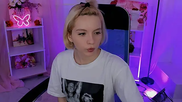 AuroraWrenfield online show from 11/06/25, 07:31