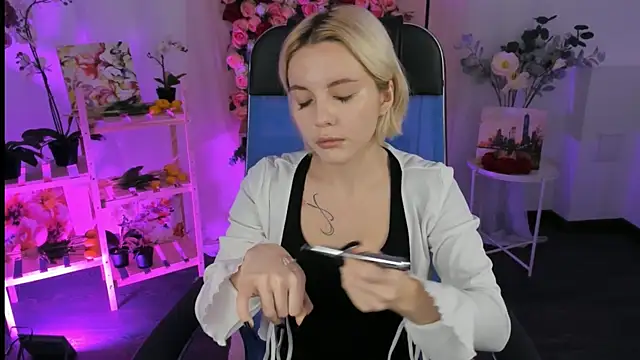 AuroraWrenfield online show from 11/27/25, 04:25