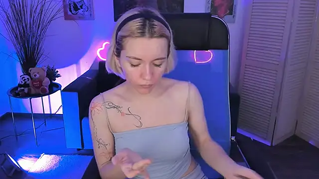 AuroraWrenfield online show from 12/01/25, 04:17