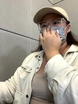 Snapshot of ariel_613 chatting on 10/15/25, 10:04 ariel 613 online show from 10/15/25, 10:04