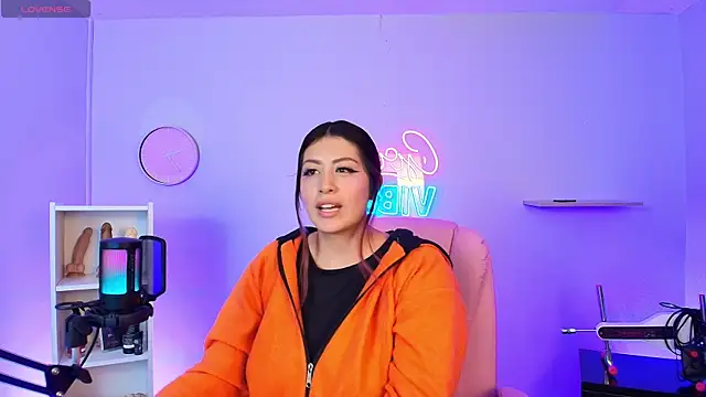 Snapshot of Aphriil__ chatting on 10/11/25, 12:10 Aphriil online show from 10/11/25, 12:10