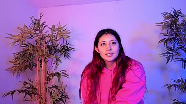 Snapshot of Aphriil__ chatting on 10/15/25, 12:05 Aphriil online show from 10/15/25, 12:05