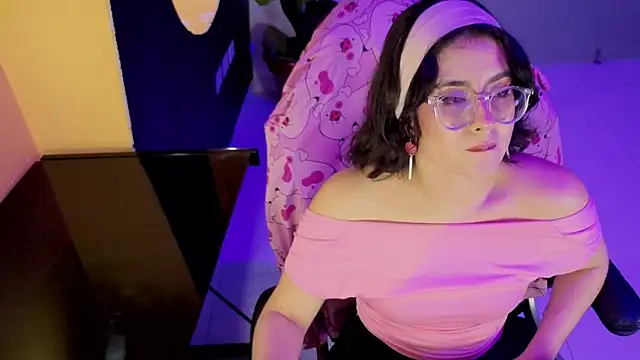 Snapshot of LiLLiAnderson chatting on 10/12/25, 11:53 LiLLiAnderson online show from 10/12/25, 11:53