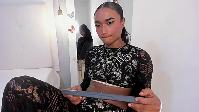 Snapshot of EsmeraldaNyx chatting on 09/20/25, 09:27 EsmeraldaNyx online show from 09/20/25, 09:27