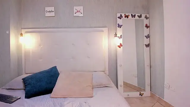 Snapshot of EsmeraldaNyx chatting on 09/23/25, 09:18 EsmeraldaNyx online show from 09/23/25, 09:18