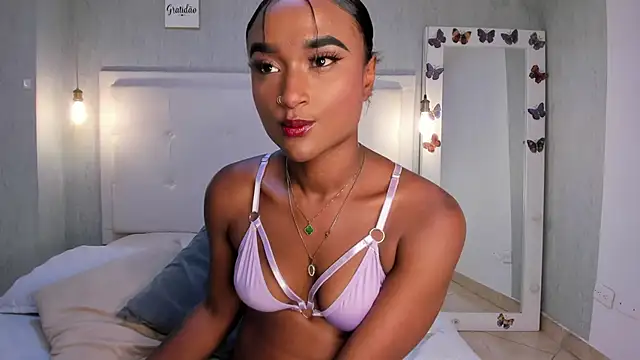 Snapshot of EsmeraldaNyx chatting on 10/01/25, 09:21 EsmeraldaNyx online show from 10/01/25, 09:21