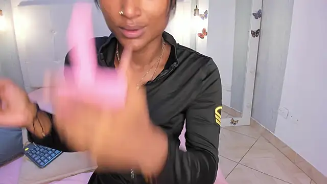 Snapshot of EsmeraldaNyx chatting on 10/05/25, 01:53 EsmeraldaNyx online show from 10/05/25, 01:53