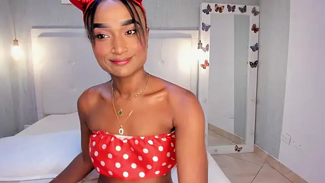 Snapshot of EsmeraldaNyx chatting on 10/10/25, 09:36 EsmeraldaNyx online show from 10/10/25, 09:36