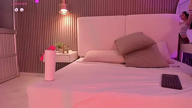 Snapshot of juliie_star chatting on 03/18/26, 02:26 juliie star online show from 03/18/26, 02:26