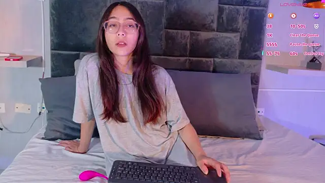 Snapshot of juliie_star chatting on 05/29/26, 11:47 juliie star online show from 05/29/26, 11:47