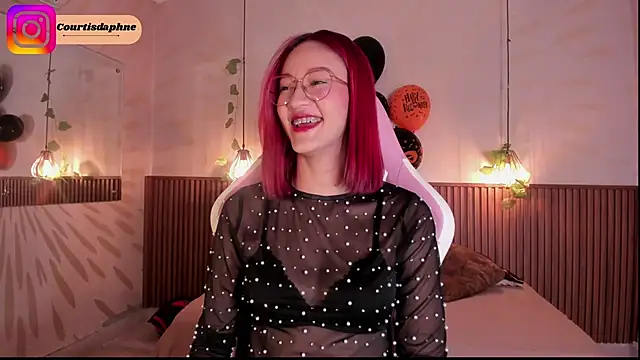 daphne courtis online show from 10/25/25, 03:14