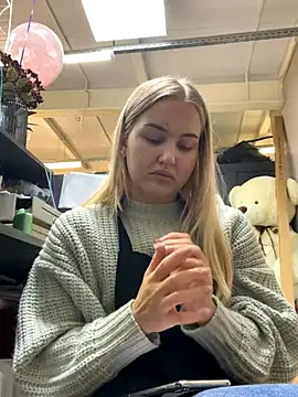 Snapshot of CandyVice chatting on 10/17/25, 04:20 CandyVice online show from 10/17/25, 04:20