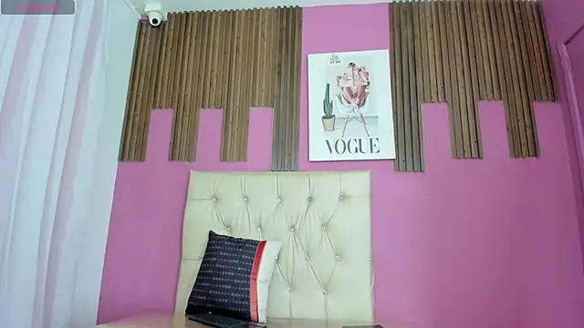 Snapshot of Lucia_Spear chatting on 10/16/25, 01:23 Lucia Spear online show from 10/16/25, 01:23