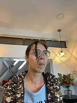 Hanna Cornee  online show from 11/10/25, 01:43