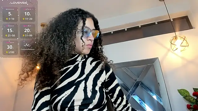 Hanna Cornee  online show from 12/01/25, 12:21