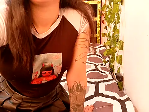 Snapshot of lucywhite13 chatting on 09/16/25, 07:37 lucywhite13 online show from 09/16/25, 07:37