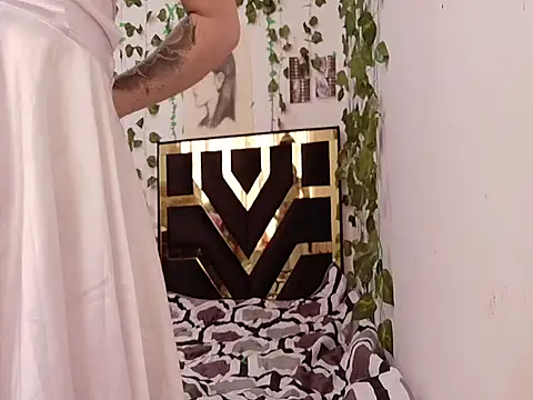 Snapshot of lucywhite13 chatting on 09/17/25, 07:26 lucywhite13 online show from 09/17/25, 07:26