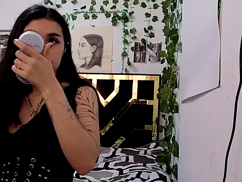 Snapshot of lucywhite13 chatting on 09/18/25, 04:31 lucywhite13 online show from 09/18/25, 04:31