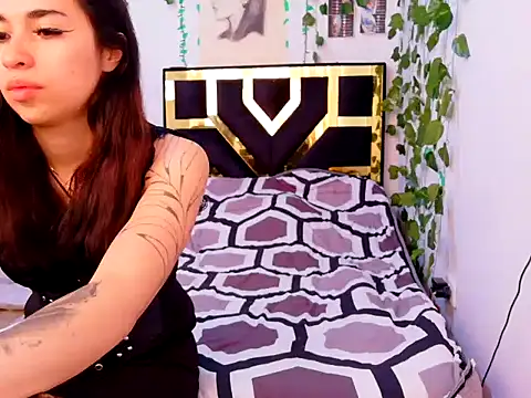 Snapshot of lucywhite13 chatting on 10/07/25, 06:05 lucywhite13 online show from 10/07/25, 06:05