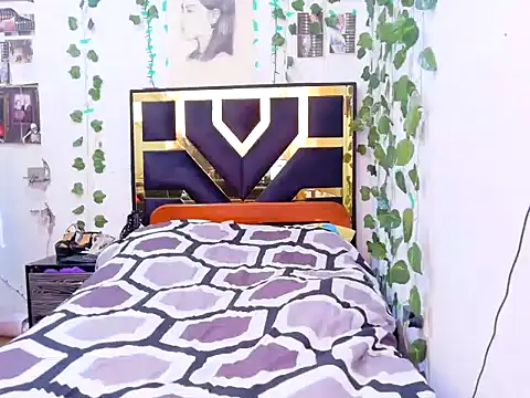 Snapshot of lucywhite13 chatting on 10/10/25, 03:11 lucywhite13 online show from 10/10/25, 03:11