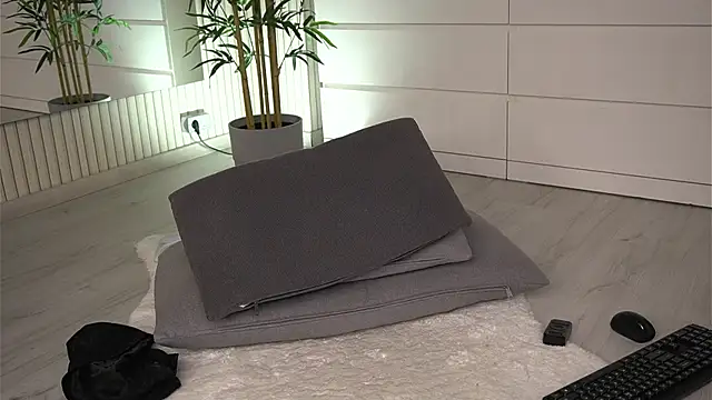 Snapshot of EmmaBlanco chatting on 04/11/26, 07:45 EmmaBlanco online show from 04/11/26, 07:45