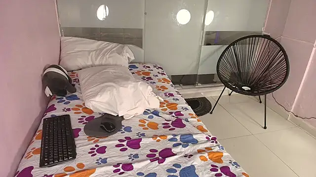 Snapshot of biancaa_18 chatting on 11/12/25, 07:35 biancaa 18 online show from 11/12/25, 07:35