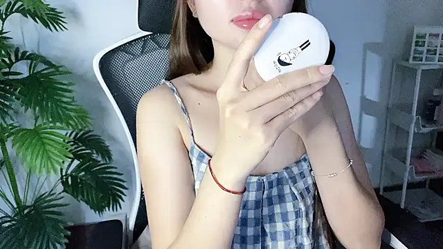 Snapshot of LiLi_Sweetie chatting on 09/15/25, 04:12 LiLi Sweetie online show from 09/15/25, 04:12