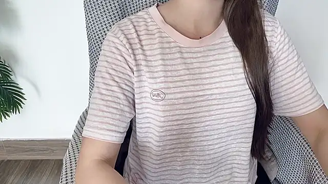 Snapshot of LiLi_Sweetie chatting on 10/27/25, 04:49 LiLi Sweetie online show from 10/27/25, 04:49