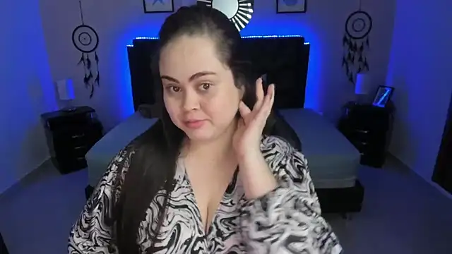 LolaVillalobos online show from 11/17/25, 12:33