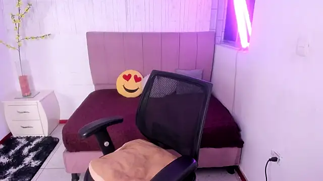 anna moon11 online show from 11/19/25, 04:23