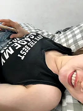 Snapshot of PhuongNhi21 chatting on 10/29/25, 01:35 PhuongNhi21 online show from 10/29/25, 01:35