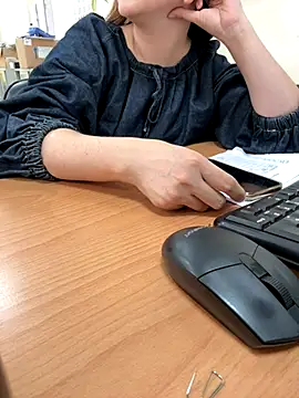 Snapshot of PhuongNhi21 chatting on 10/30/25, 01:40 PhuongNhi21 online show from 10/30/25, 01:40