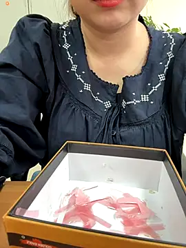 Snapshot of PhuongNhi21 chatting on 10/31/25, 04:13 PhuongNhi21 online show from 10/31/25, 04:13