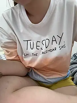 Snapshot of PhuongNhi21 chatting on 11/10/25, 08:24 PhuongNhi21 online show from 11/10/25, 08:24