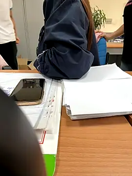 Snapshot of PhuongNhi21 chatting on 11/11/25, 01:16 PhuongNhi21 online show from 11/11/25, 01:16