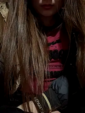 Snapshot of PhuongNhi21 chatting on 11/12/25, 01:55 PhuongNhi21 online show from 11/12/25, 01:55