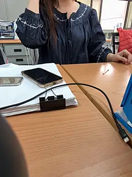 Snapshot of PhuongNhi21 chatting on 11/14/25, 12:31 PhuongNhi21 online show from 11/14/25, 12:31