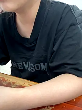 Snapshot of PhuongNhi21 chatting on 11/15/25, 01:40 PhuongNhi21 online show from 11/15/25, 01:40