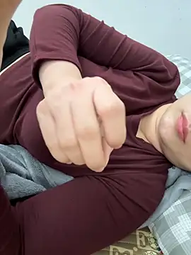 Snapshot of PhuongNhi21 chatting on 11/17/25, 01:06 PhuongNhi21 online show from 11/17/25, 01:06