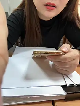 Snapshot of PhuongNhi21 chatting on 11/18/25, 01:11 PhuongNhi21 online show from 11/18/25, 01:11