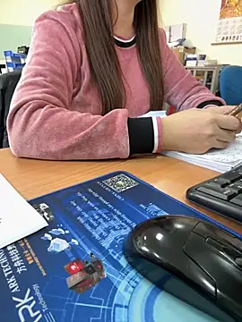 Snapshot of PhuongNhi21 chatting on 11/20/25, 01:06 PhuongNhi21 online show from 11/20/25, 01:06